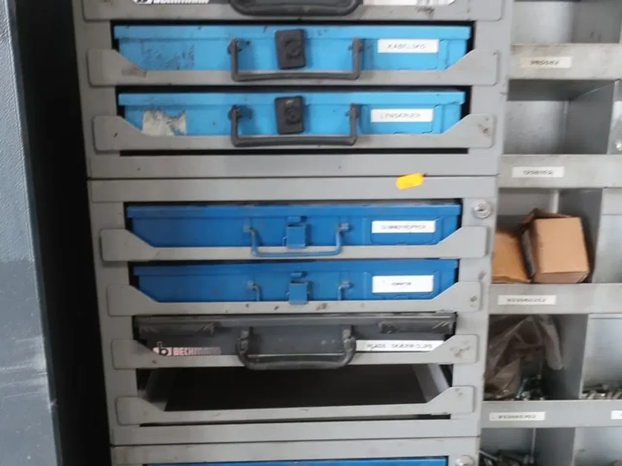 Billede 2 - 2 stk. sortimentsreoler med indhold