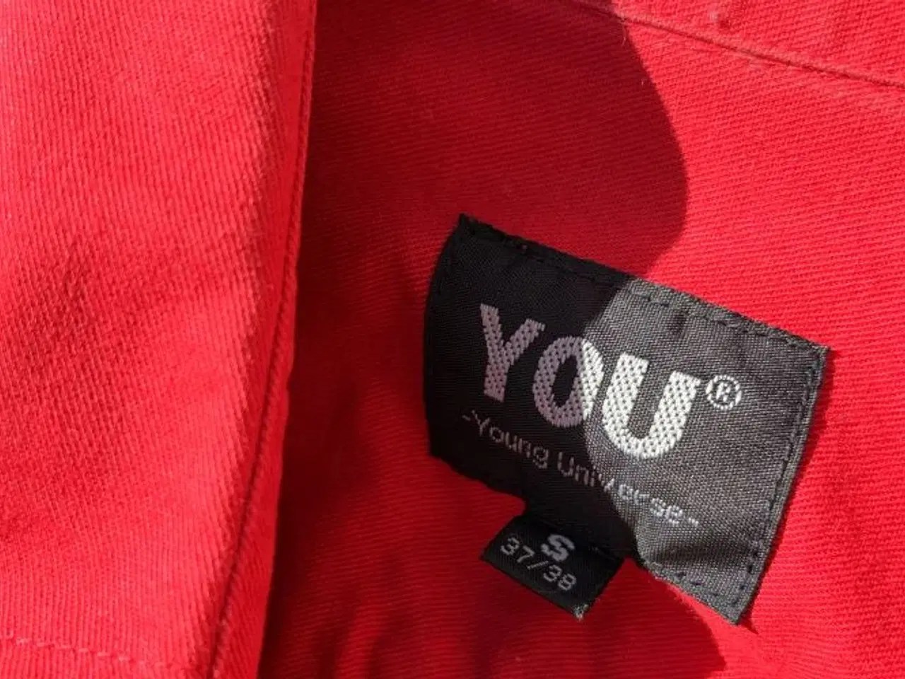 Billede 8 - Rød western-skjorte med sorte frynser på ryggen