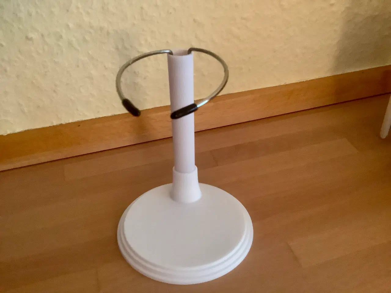 Billede 2 - Dukke stander - kan bruges til Barbie.