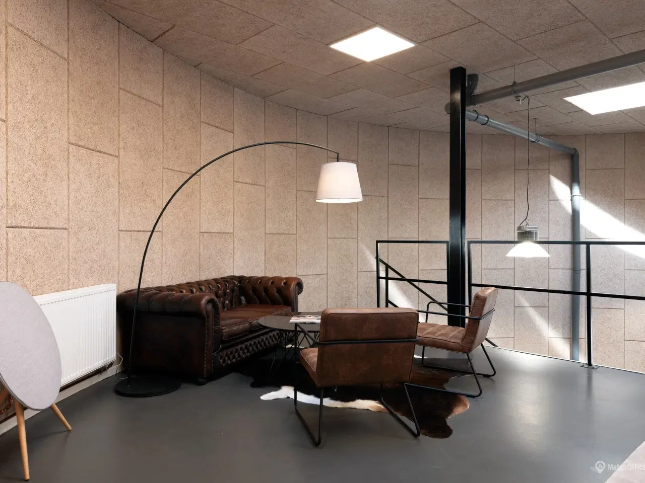 Billede 13 - Unik ejendom - Lager/showroom/kontor - 3 meter port og dobbeltdør som kan åbnes helt op.