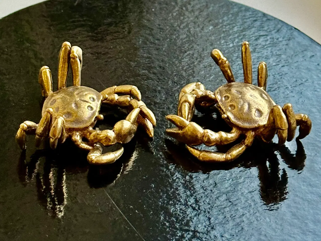 Billede 3 - To miniature håndstøbte ældre krabbefigurer
