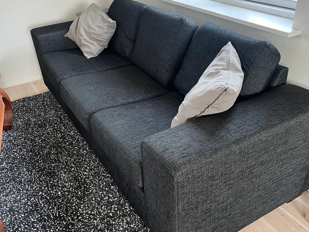 Billede 4 - Mørkegrå stof sofa