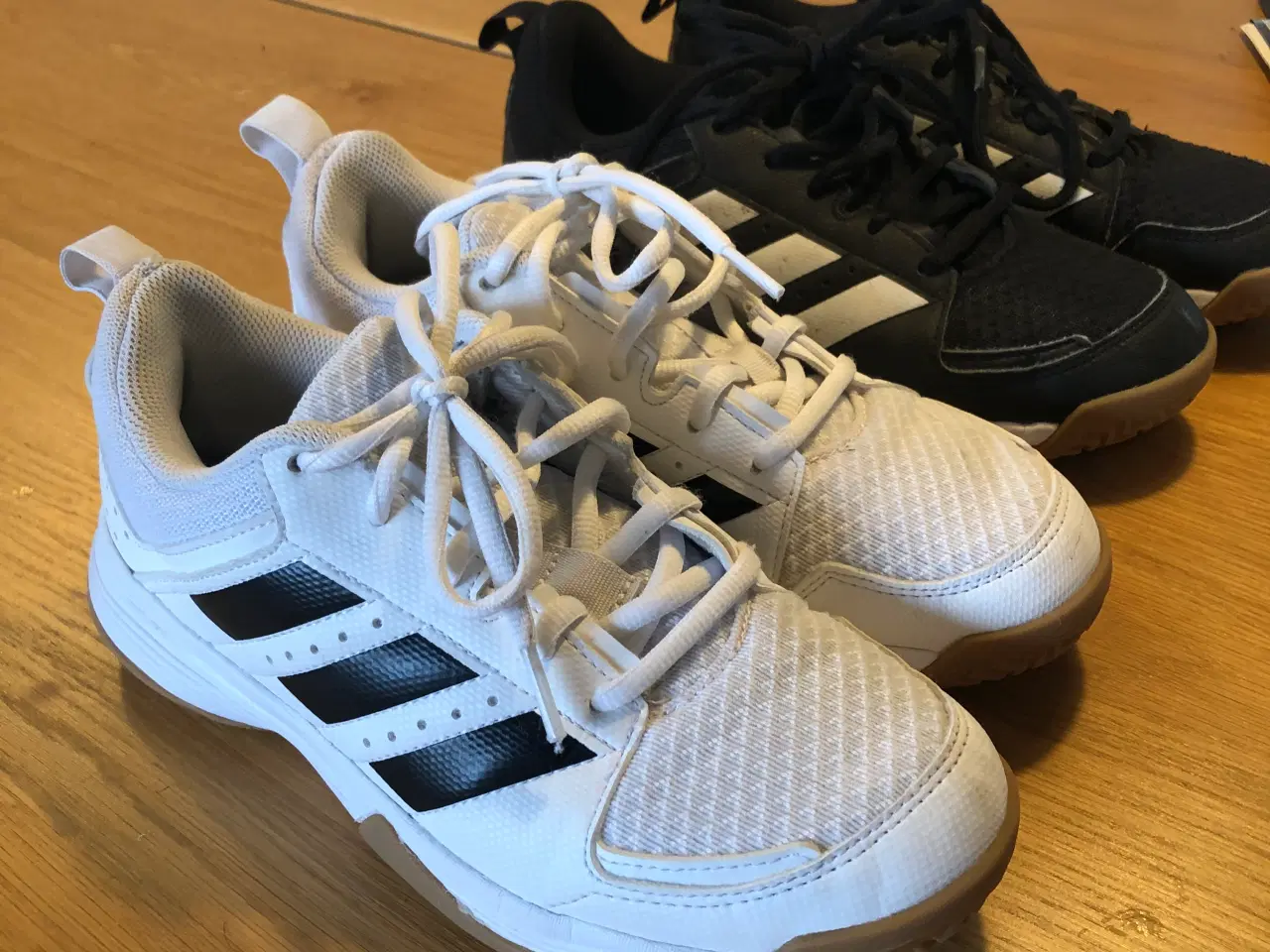 Billede 1 - 2 par Adidas indendørs sko