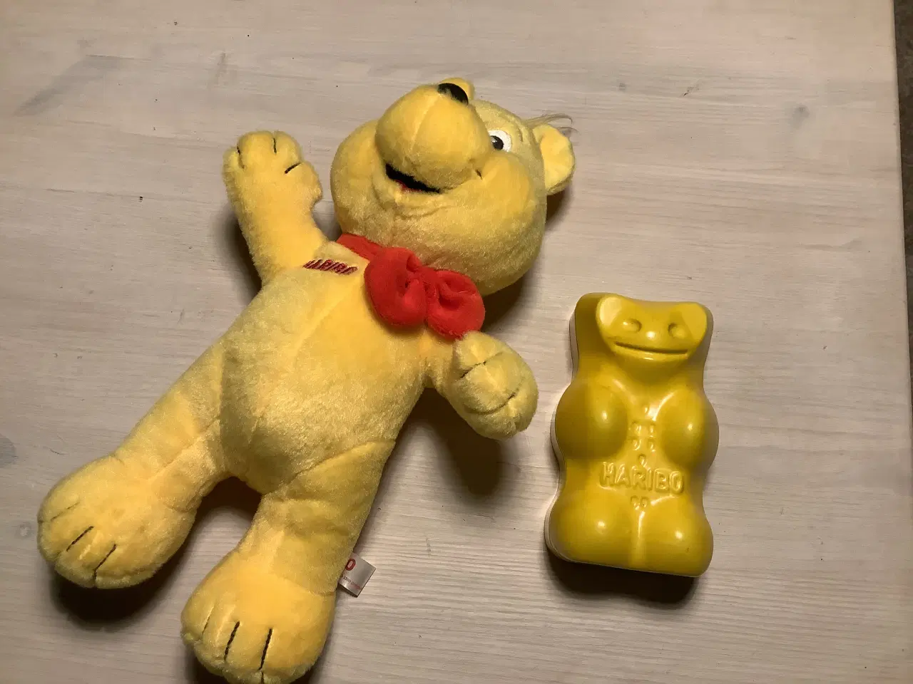 Billede 1 - Haribo bamse gul stof og en gul plastik kasse 