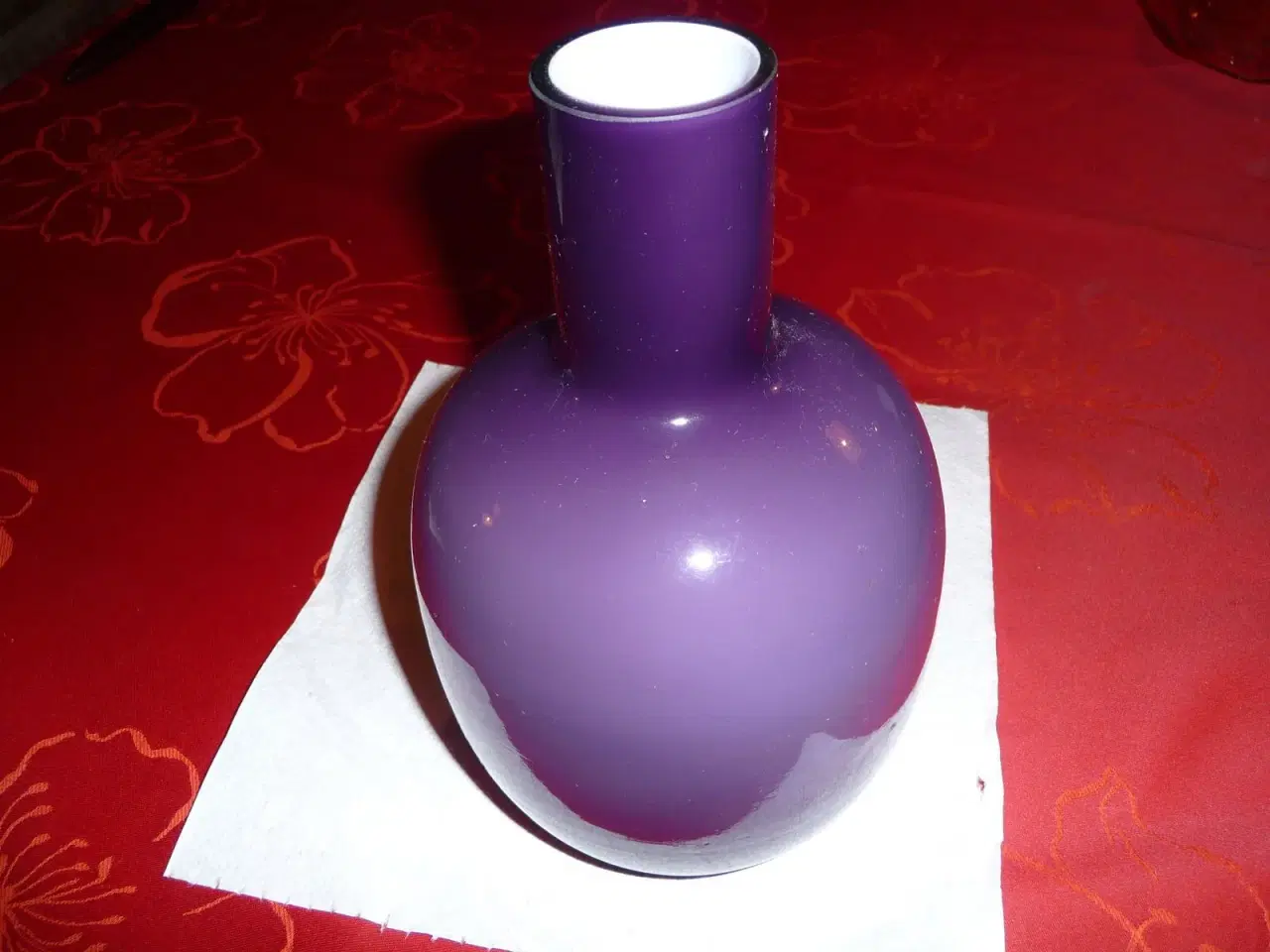 Billede 1 - sød lys lilla vase, der er hvid for inde