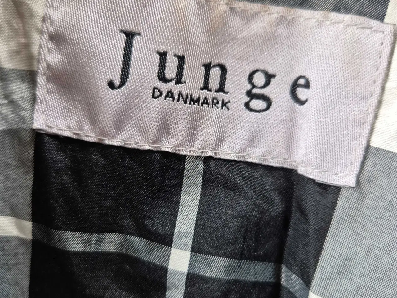 Billede 3 - Sort Junge vindjakke 