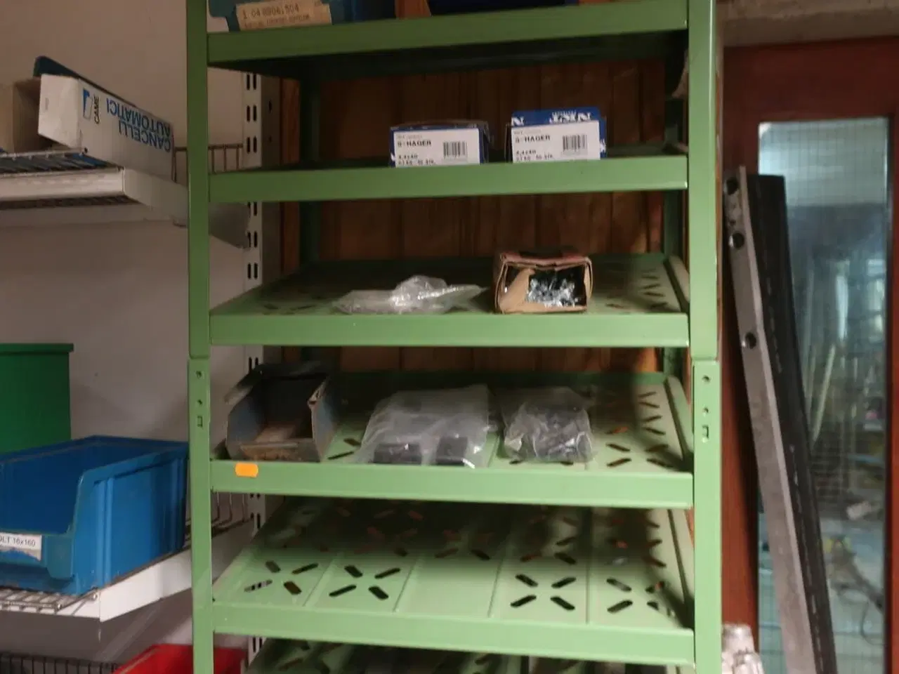 Billede 5 - 4+1 fag reoler inkl. indhold (hegnstilbehør m.v.) (se billeder)