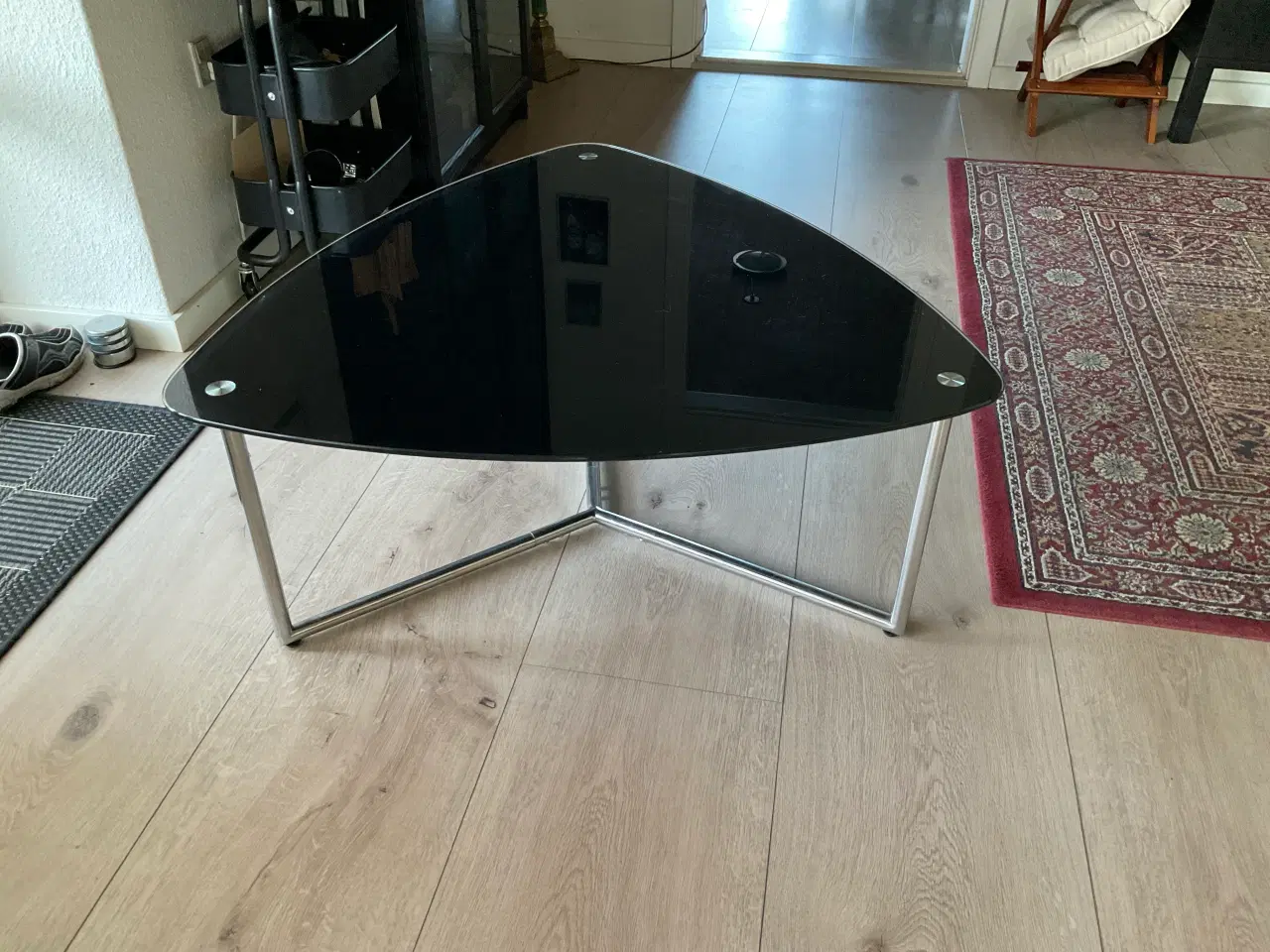 Billede 2 - Sofabord, trekantet glasplade på stålstel.