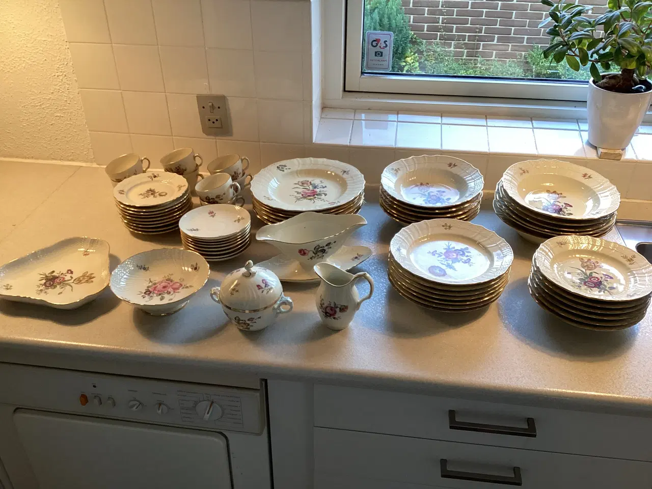 Billede 9 - Royal Copenhagen Frijsenborg kaffe OG spisestel