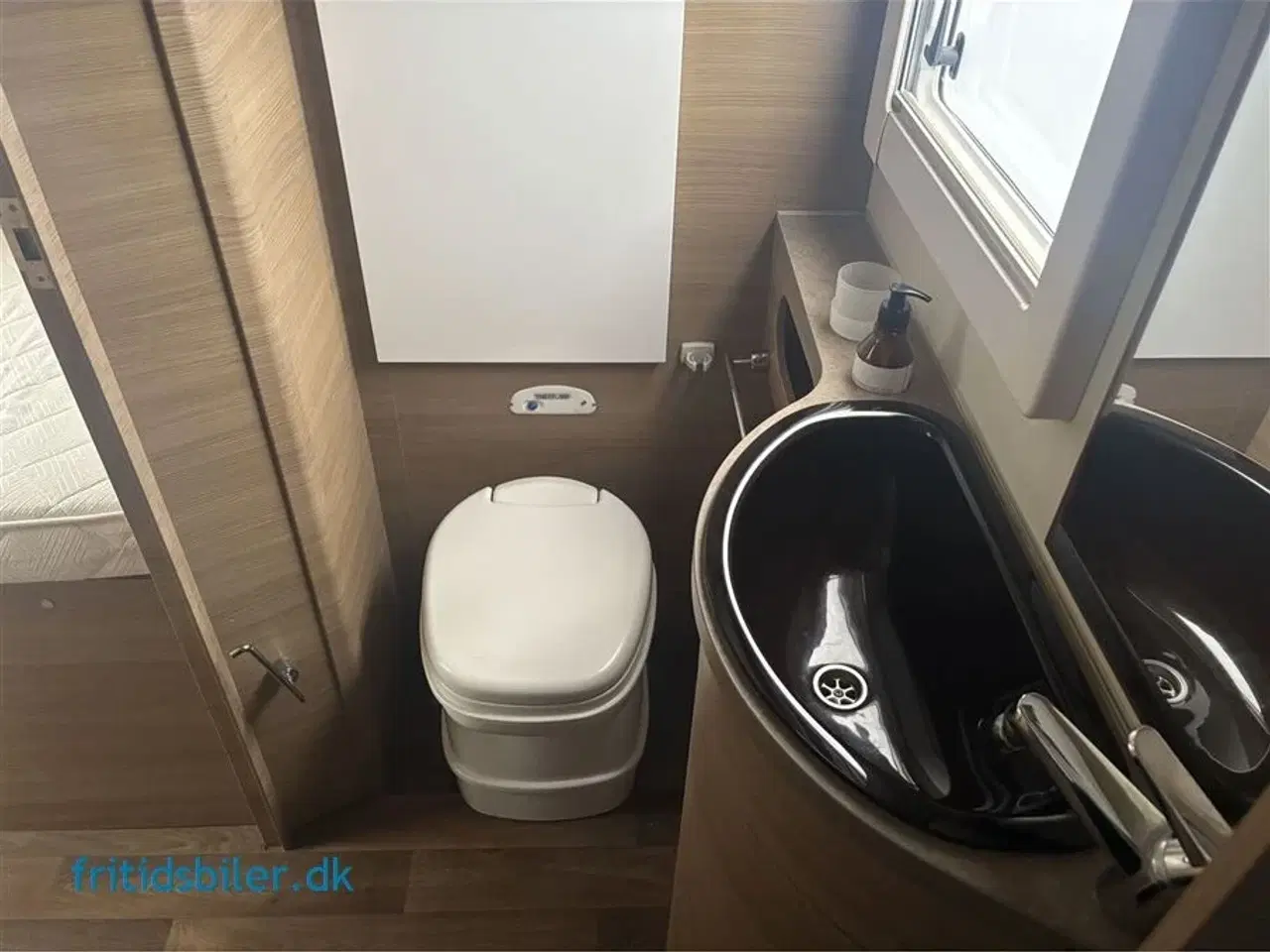 Billede 14 - 2015 - Elnagh T-Loft 531   Elnagh med 2 store langsgående senge og bad og wc bag i bilen og 5 selepladser