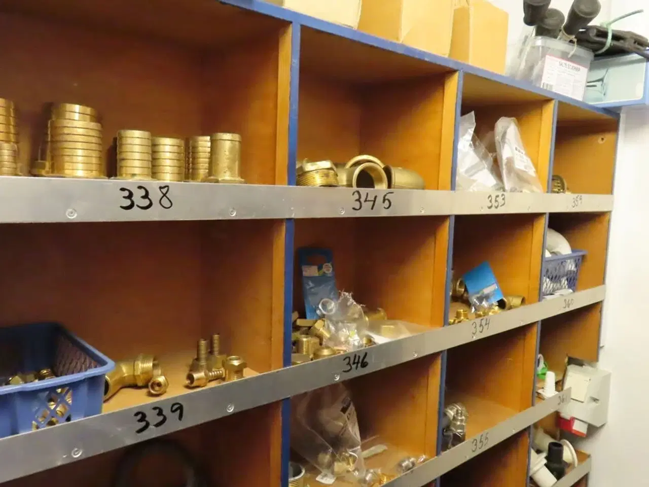 Billede 2 - Reol med indhold af diverse beslag, fittings mv.