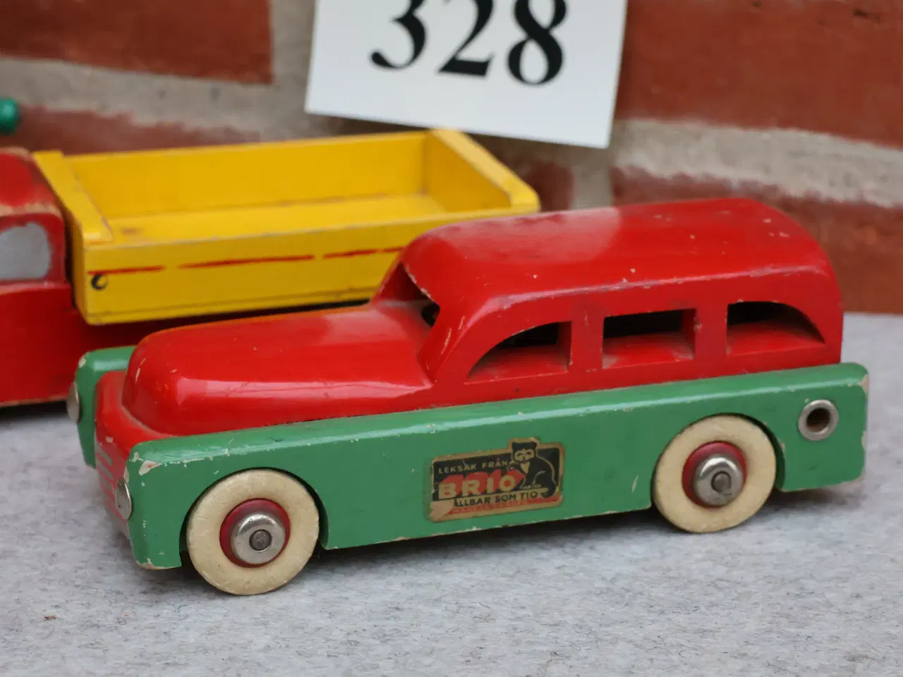 Billede 2 -  2 Stk Gl Brio benzinstandere og 2 biler i træ, 