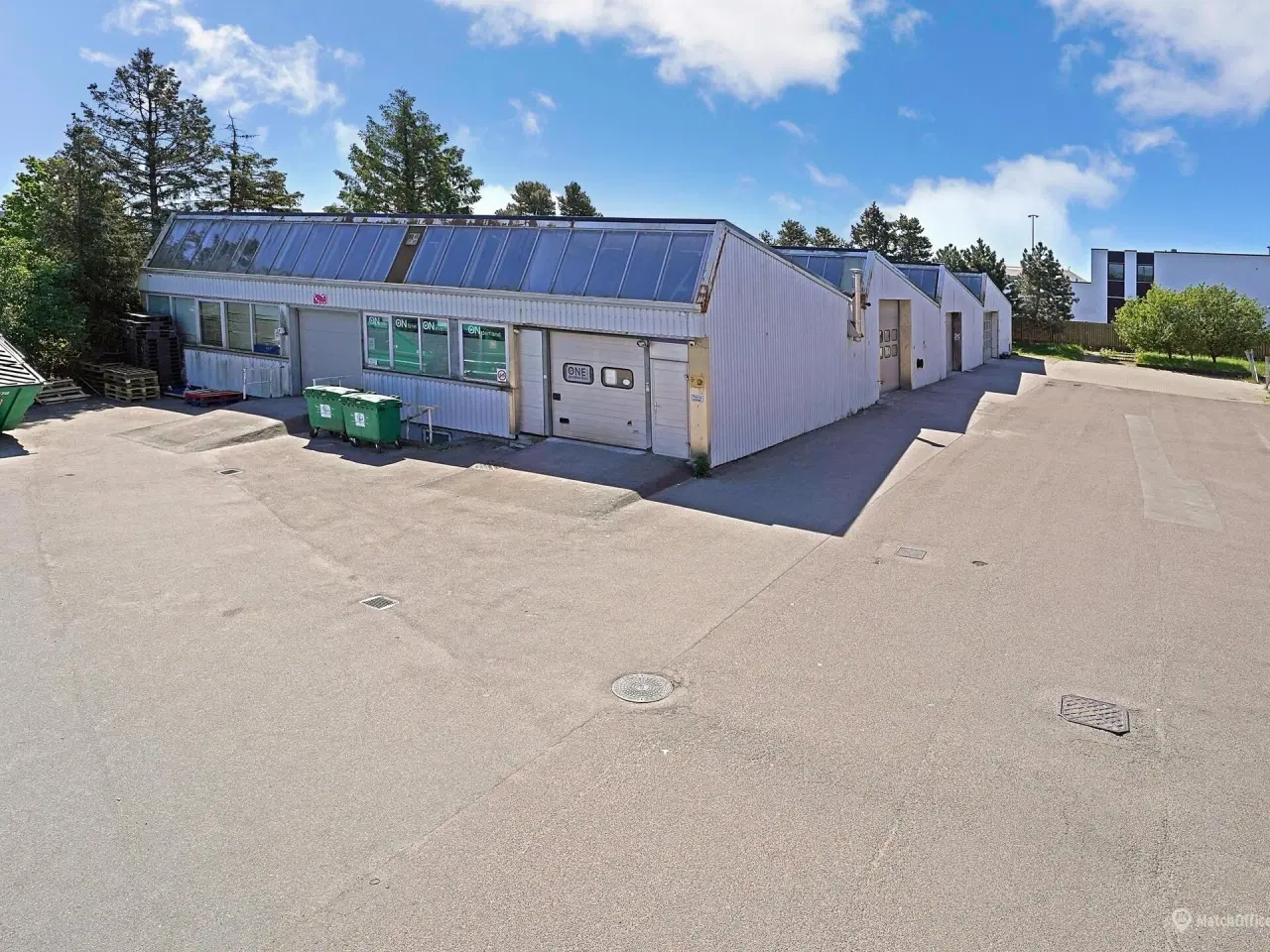 Billede 1 - Velbeliggende lagerlejemål med 5 porte i et attraktivt erhvervsområde i Ishøj