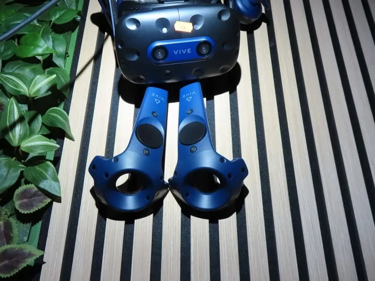 Billede 5 - VR sæt, 43"  monitor, VR Headset, HTC VIVE PRO EYE HMD, 2 stk. HTC Controller