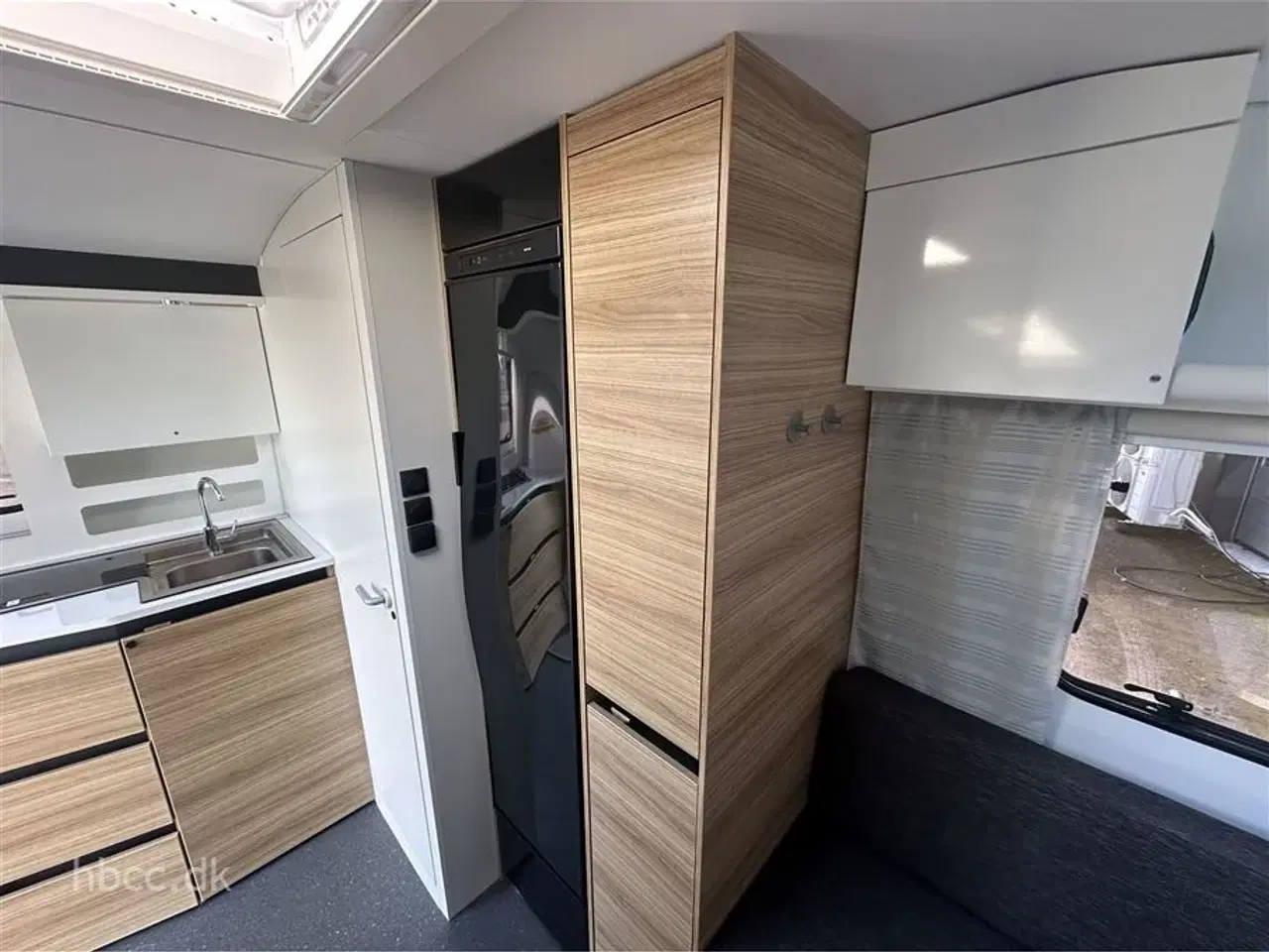 Billede 4 - 2023 - Adria Action 391 LH   Adria Action 391 LH  – Kompakt designvogn med mover &amp; luft solsejl