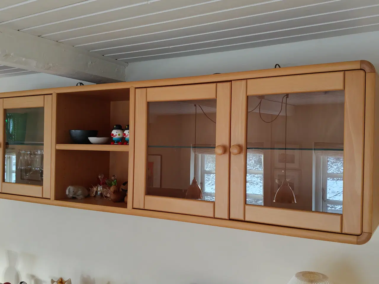 Billede 2 - Vitrine i lakeret lys bøgetræ (sammen med skænk)