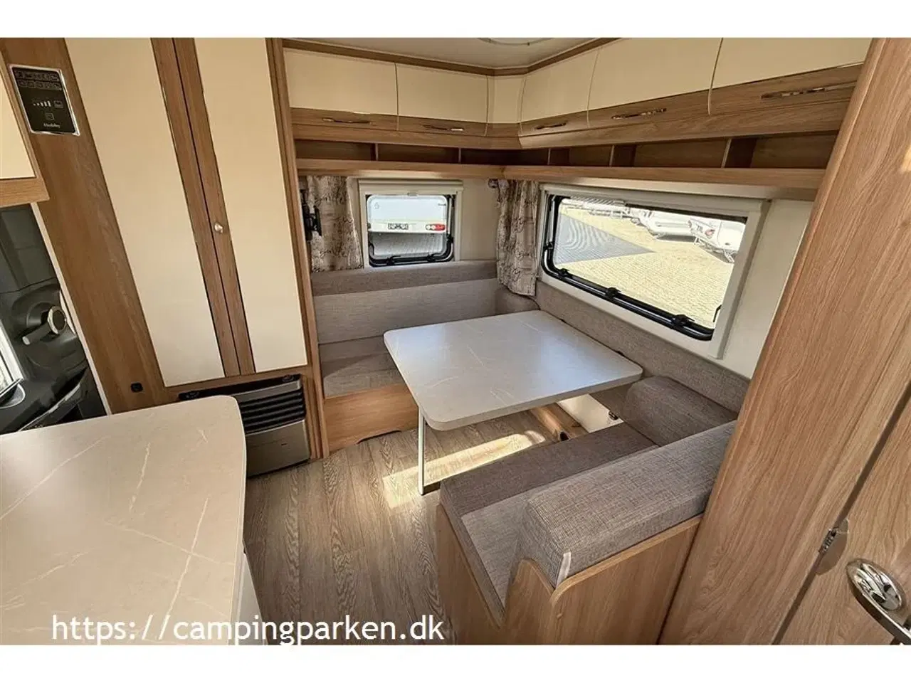 Billede 2 - 2021 - Hobby De Luxe 440 SF   Mindre campingvogn med mulighed for lav totalvægt, mover og cykelstativ monteret