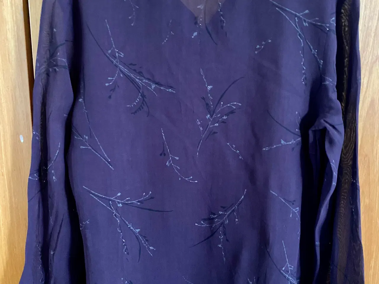 Billede 6 - Grå og lilla bluse i samme design