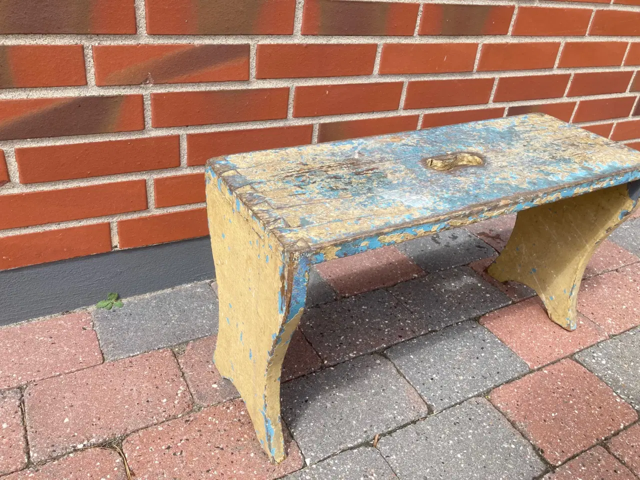 Billede 1 - Meget gammel bred taburet sælges !!