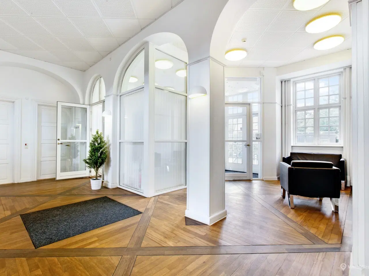 Billede 9 - Klinik- eller kontorlokale perfekt beliggenhed mod ejendommens gård. der sikrer et roligt og behageligt arbejdsmiljø.