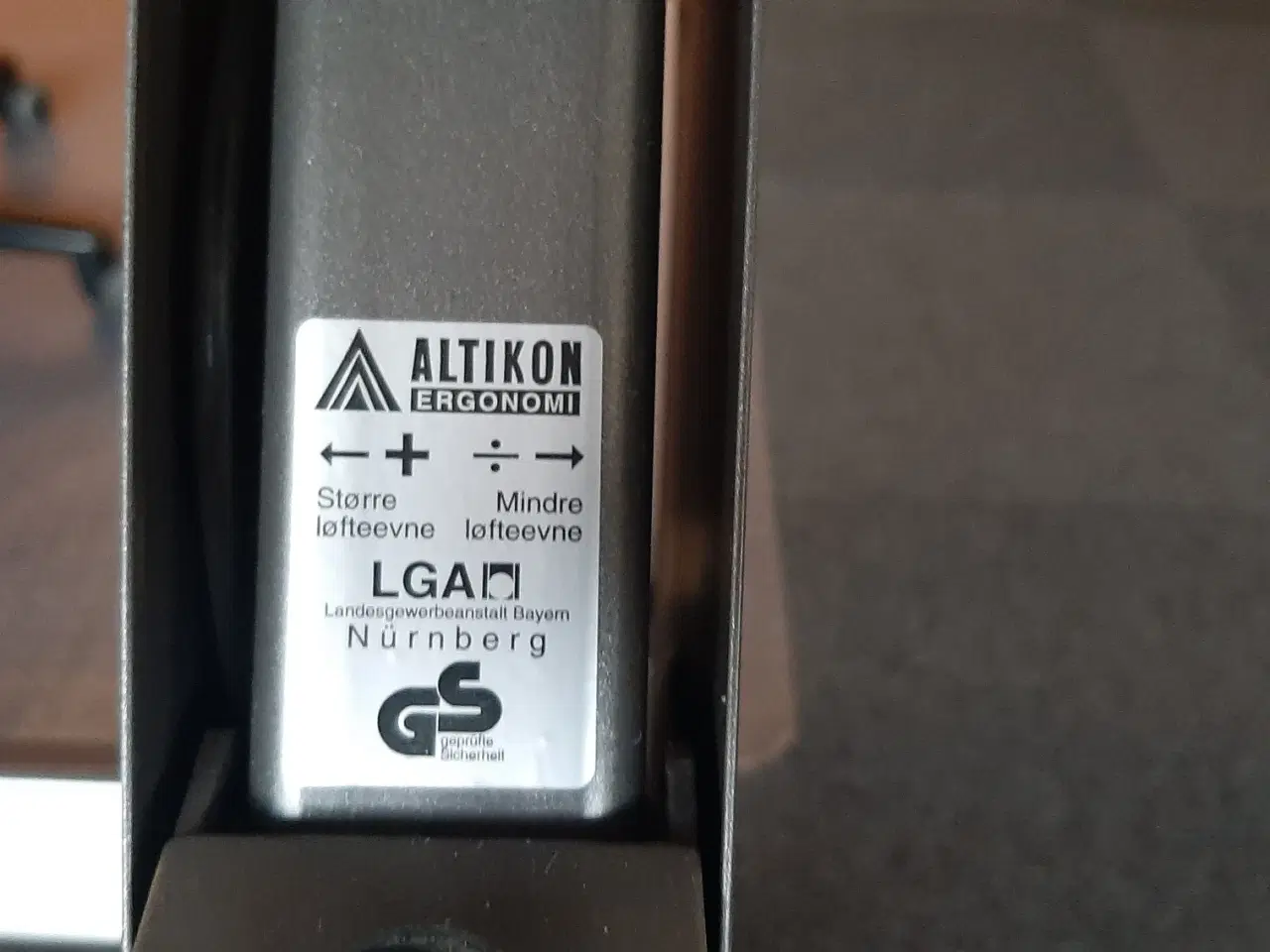 Billede 2 - Hæve/sænke skrivebord i lakeret bøg