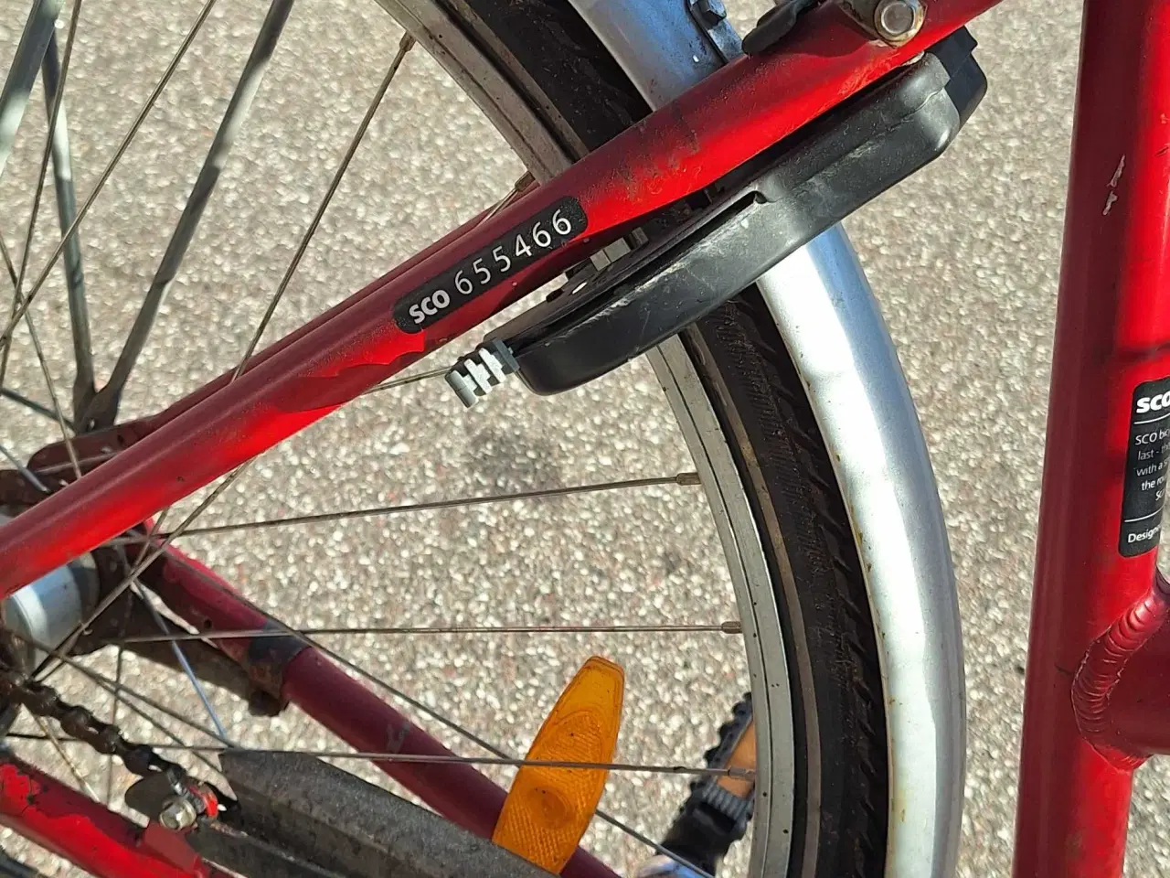 Billede 5 - Rød cykel med to kurve og en lås monteret 