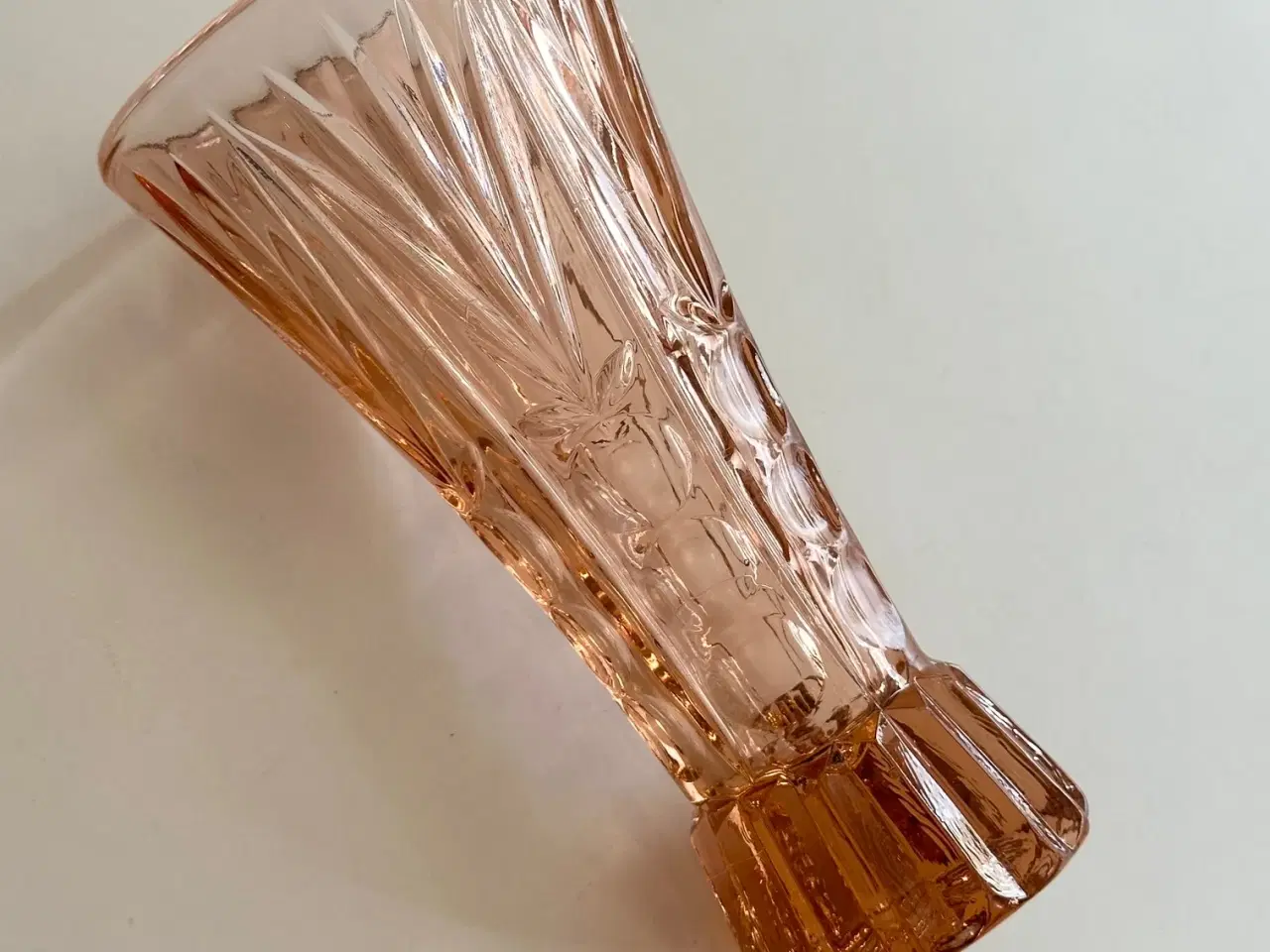 Billede 3 - Laksefarvet vase, presset glas