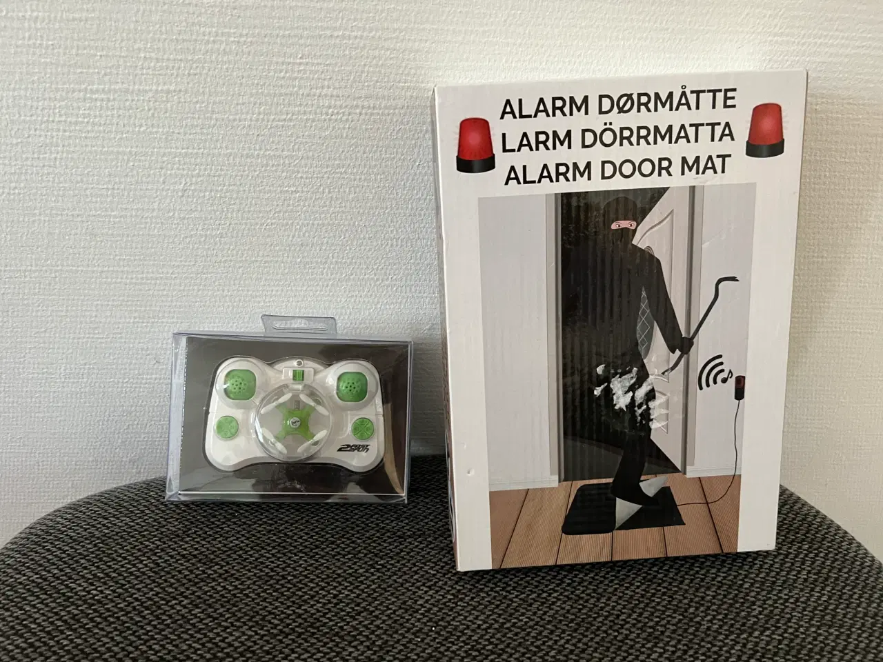 Billede 1 - Mini drone og døralarm. 