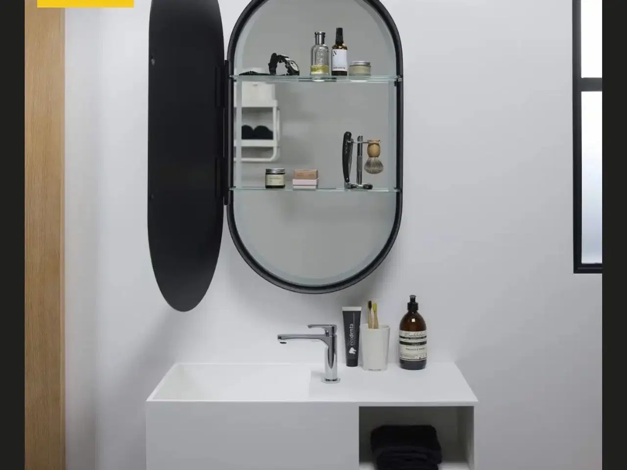 Billede 3 - Spejlskab med 2 hylder og lys