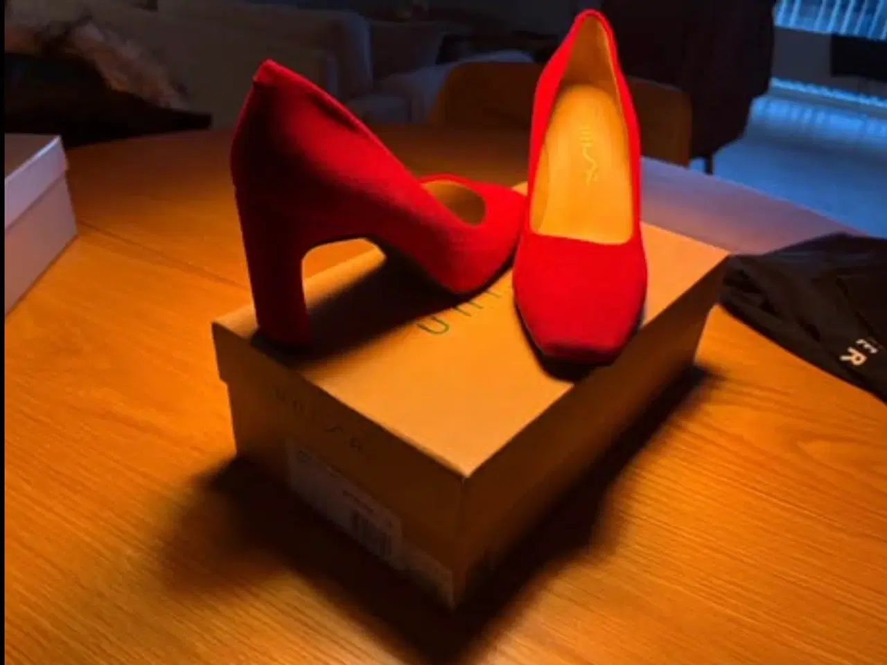 Billede 1 - Røde stiletter