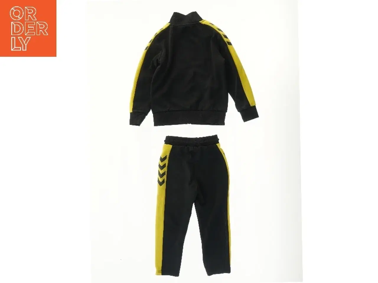 Billede 2 - Sort og gul træningssæt til børn fra Hummel (str. 104)