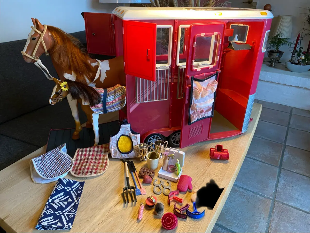 Billede 9 - Our generation hestetrailer, hest, dukke med tøj