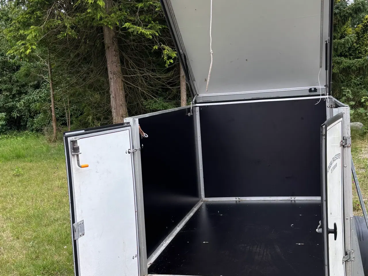 Billede 2 - Lukket trailer 750 Kg