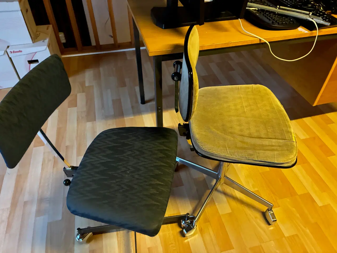 Billede 2 - Skrivebord med indhold, 2 kontorstole