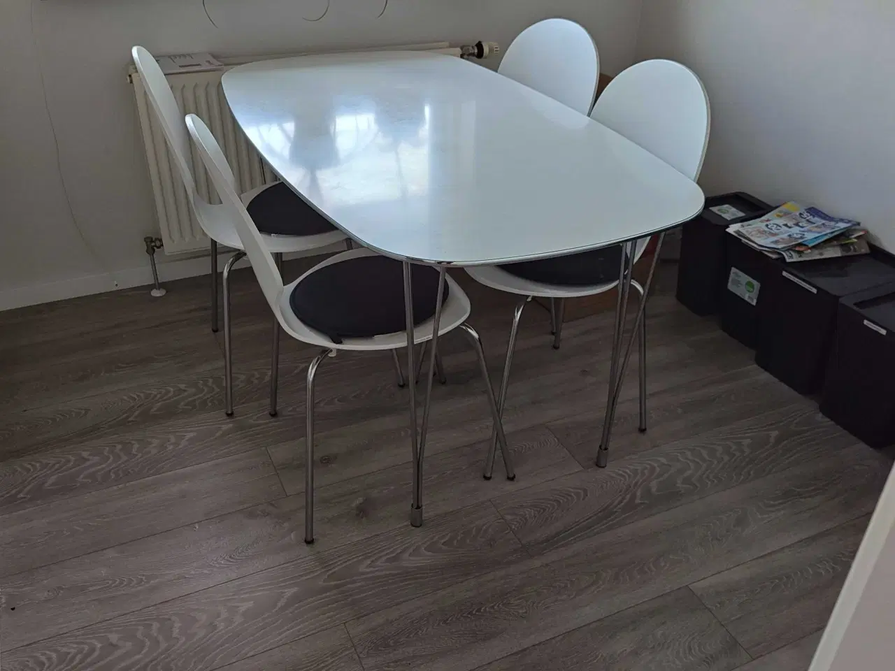 Billede 2 - Spisebord med stole 