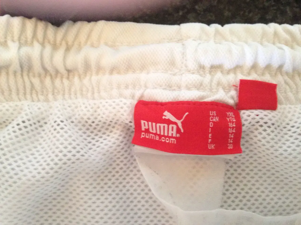 Billede 2 - Hvide addidas shorts str14