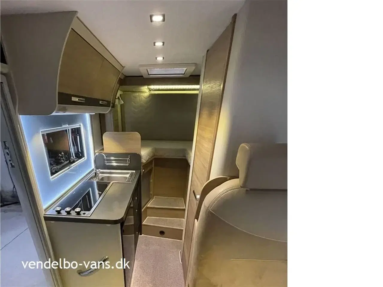 Billede 25 - 2018 - Adria Compact SLS   Smal camper på under 6 m længde - tryk på knappen og den vokser!