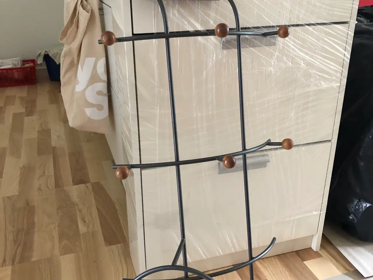 Billede 3 - Garderobestativ sort med 4 bøjler