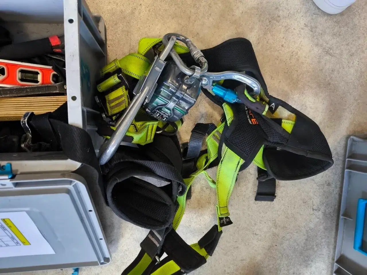 Billede 4 - Kasse m. sikringsgrej samt div.