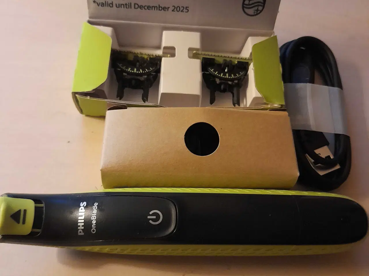 Billede 1 - One blade med 2 ekstra skrabehoveder - oplader og 