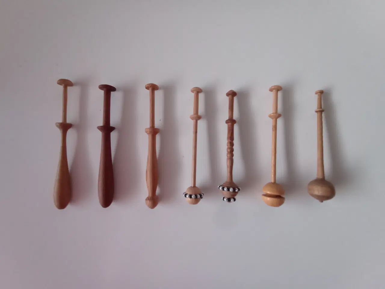 Billede 1 - Kniplepinde: foto + info med alm + perler.