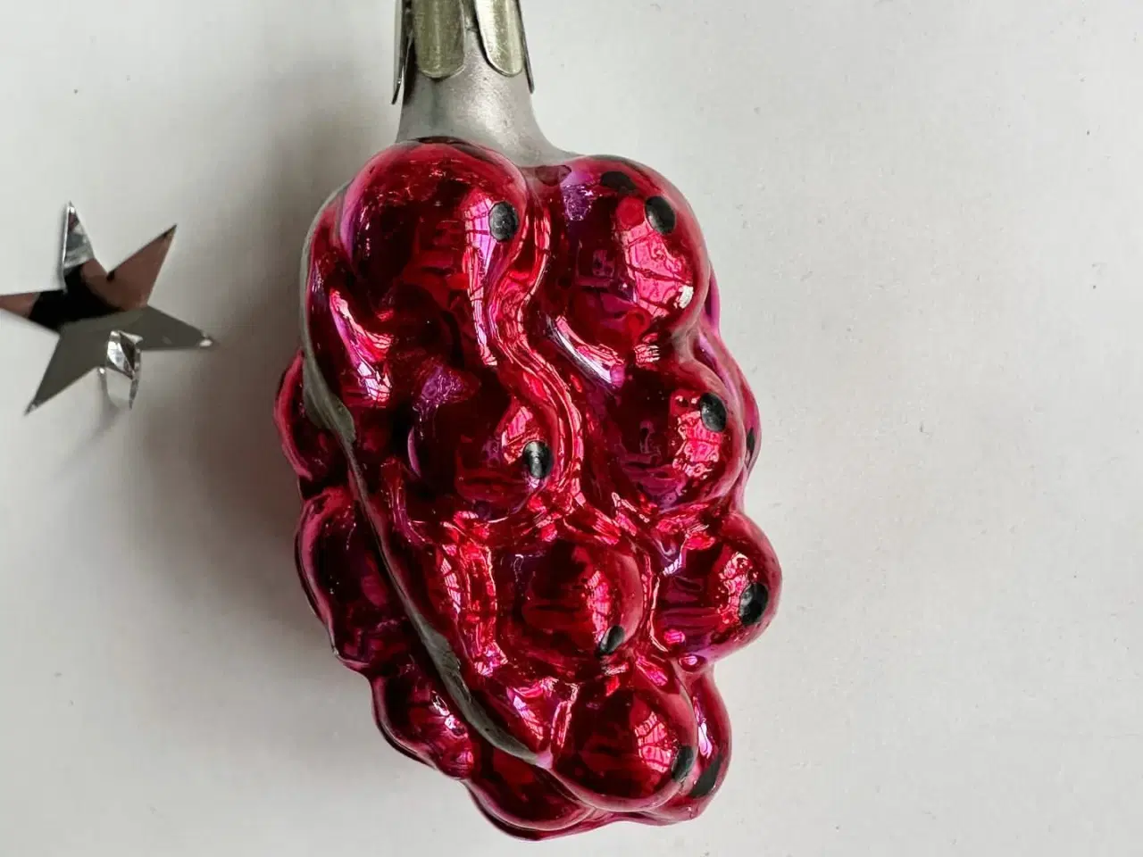Billede 3 - Vintage julekugle, rubinrød drue m sølv, NB hul