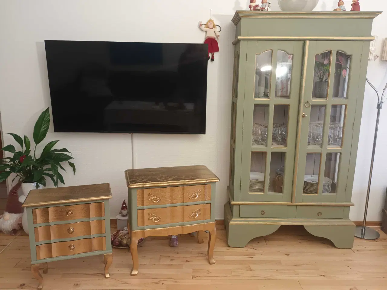 Billede 3 - Nyistandsat kommode med 3 skuffer i grøn og guld