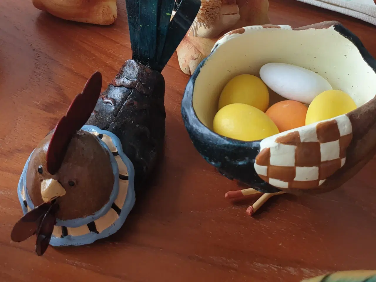 Billede 6 - Stolt Påskehane med Æg i maven.