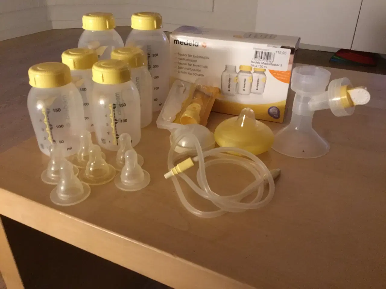 Billede 1 - Medela flasker til brystmælk + tilbehør