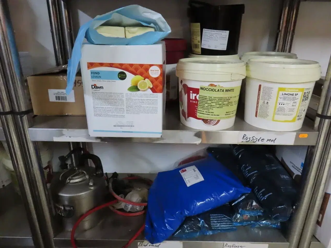 Billede 12 - Div. reoler med indhold