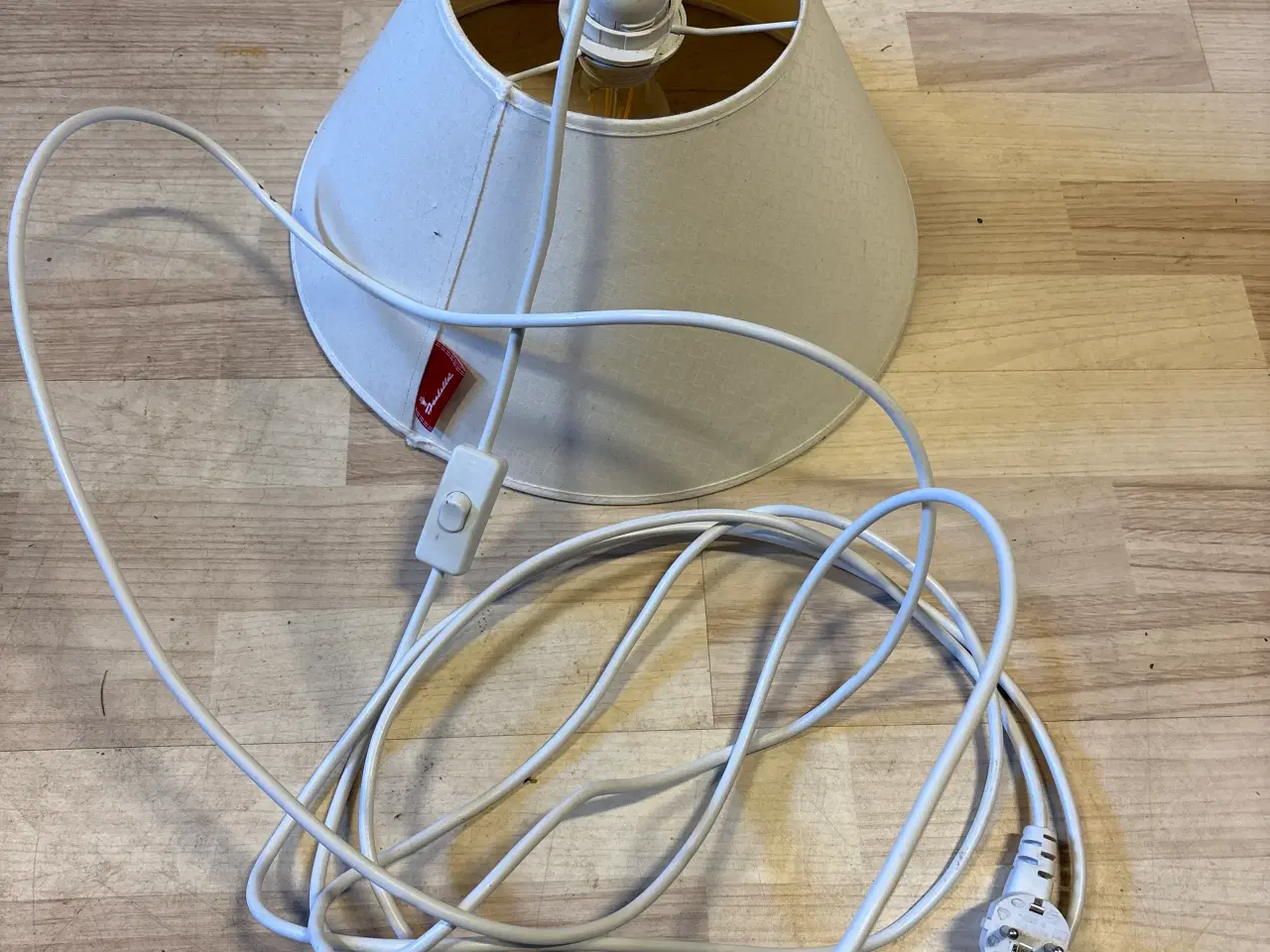 Billede 1 - Isabella fortalte 220 volt lampe