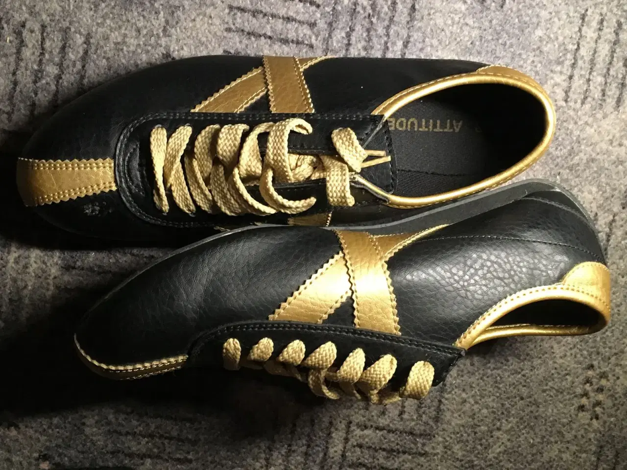 Billede 2 - Lækker par sko i sort og guld