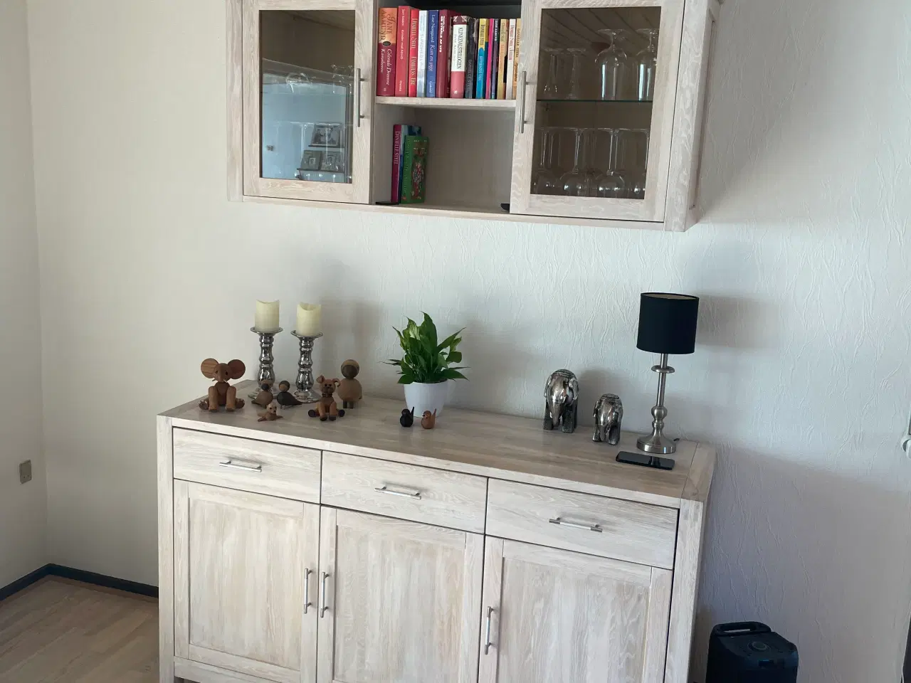 Billede 1 - Skænk med overskab og lys