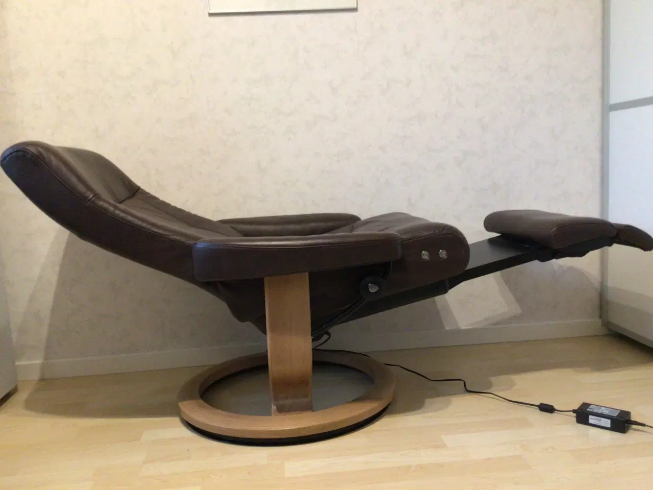 Billede 4 - 4 år gl Stressless stol m/elektronisk skammel